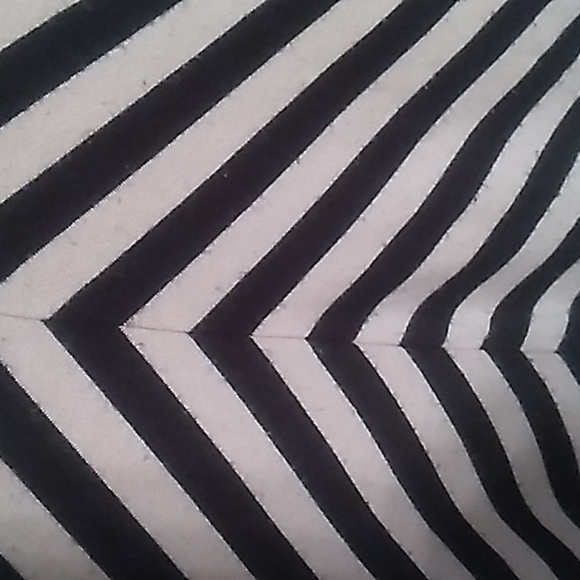 LulaRoe Small Tan Black Zig Zag Stripes Short Sleeves Top Like New - Picture 2 of 7